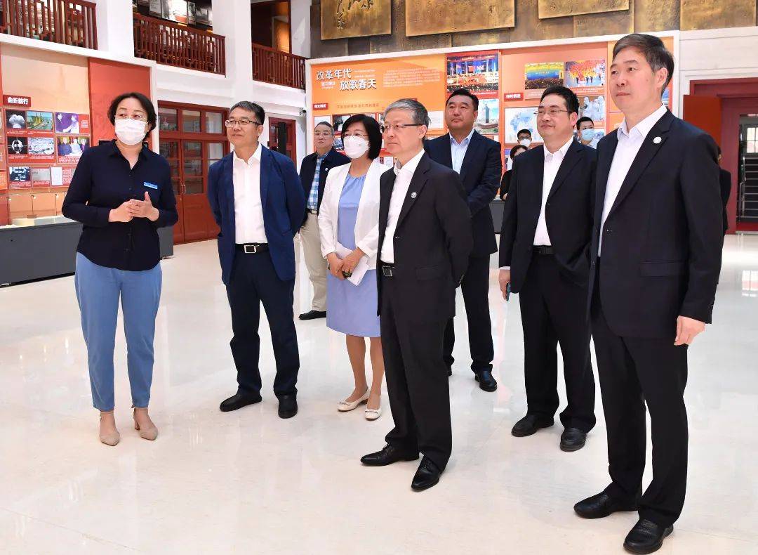 傅华对黄泰岩一行表示欢迎,介绍了新华社光荣历史,职责使命,海外布局