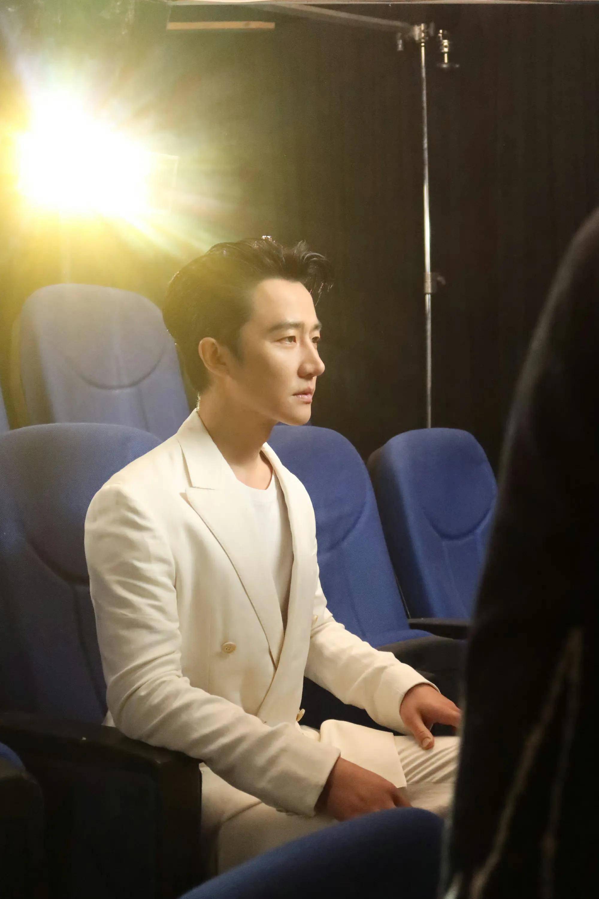 黄轩时尚写真:绅士风度,魅力男神