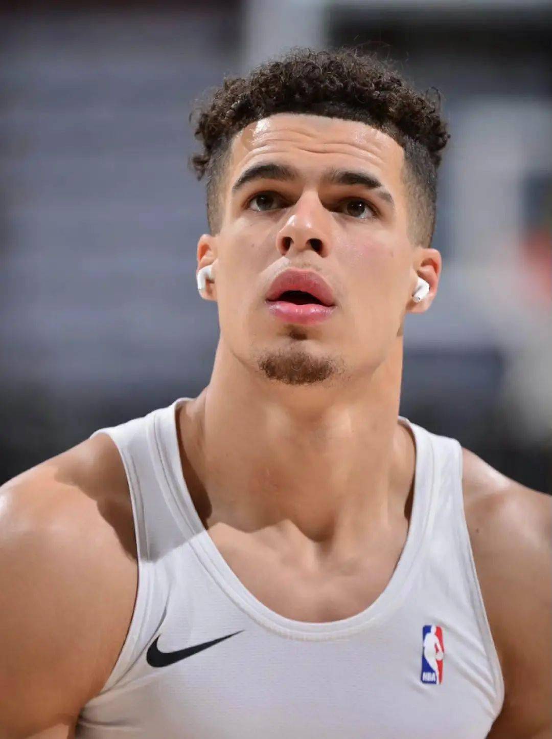 长着一张美国中学校霸脸,打法风格也极为吸粉,出色的身型在三号位有着