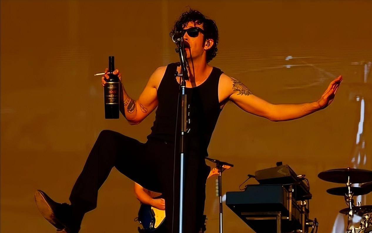 并发表了一段关于低俗和他的偶像george carlin,lenny bruce和bill