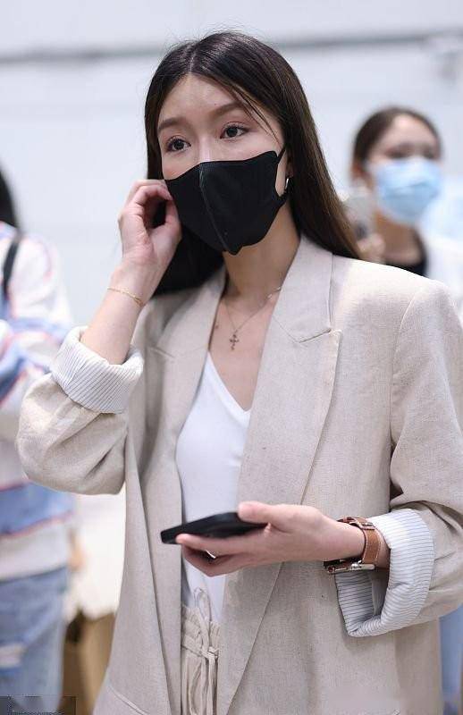 文咏珊穿白色西装外套干练 获粉丝赠送礼物笑眼弯弯_上海市_闵行区