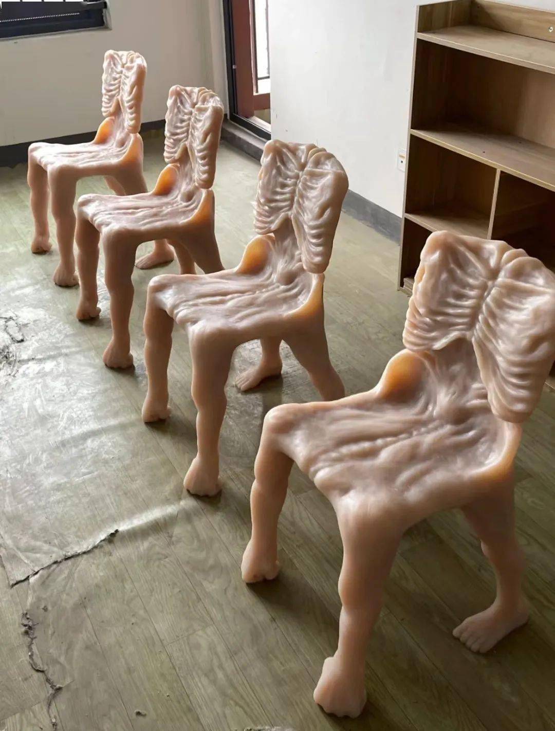 资讯分享丨川美毕设惊现"人肉椅子",00后美术生真会玩!