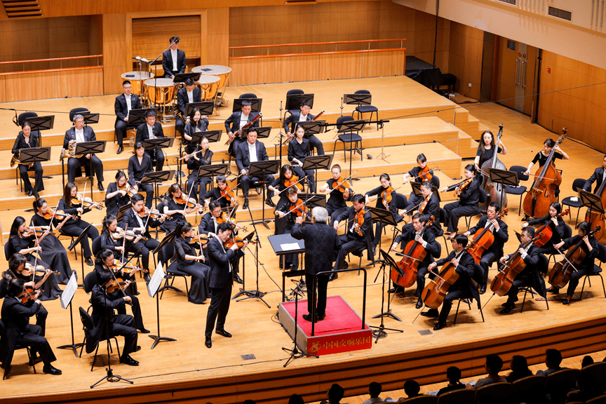 音乐会上半场,著名小提琴演奏家吕思清与爱华德执棒的国交奉献了