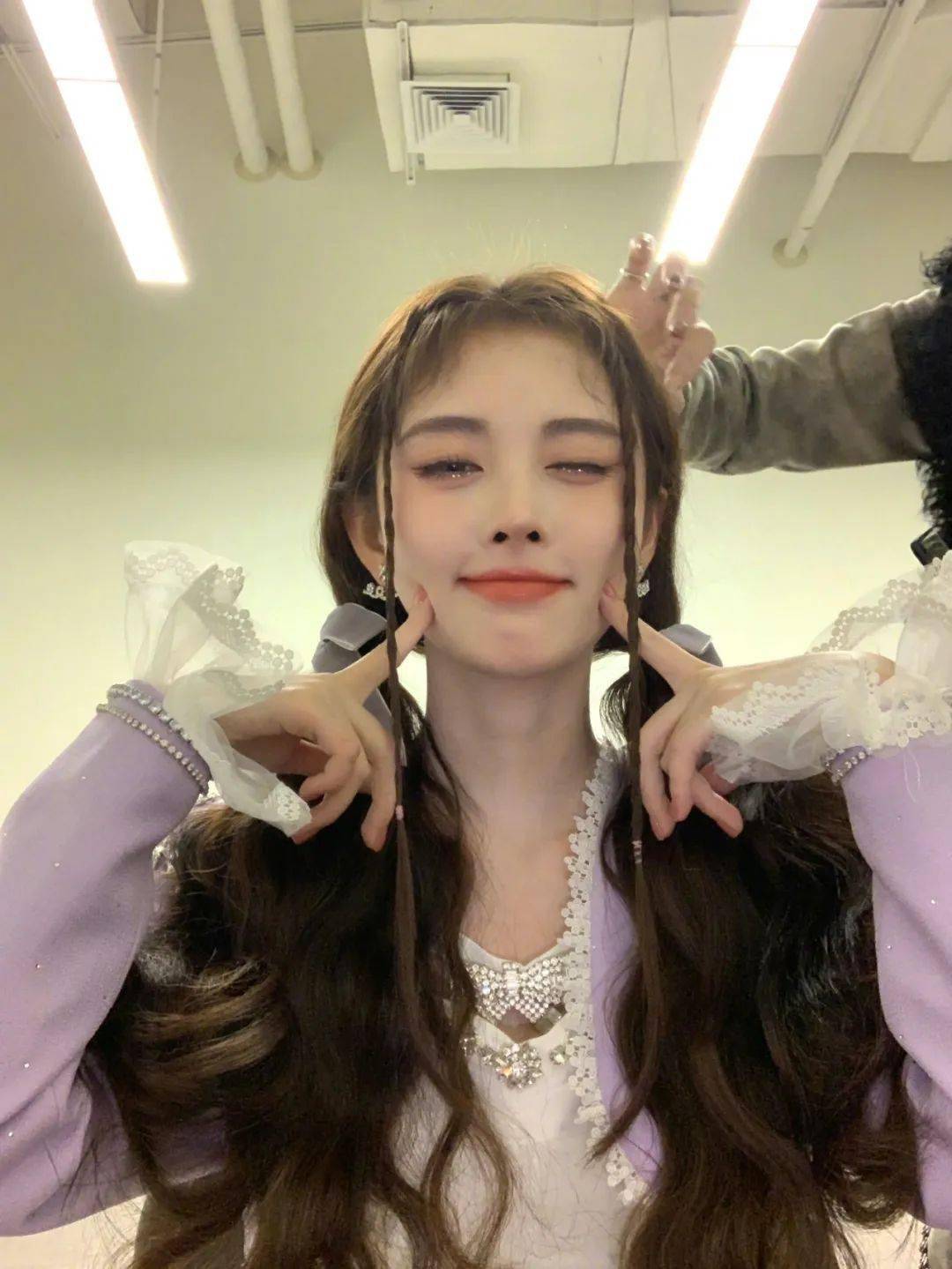 刘诗诗的编发有什么特点?_头发_造型_色彩