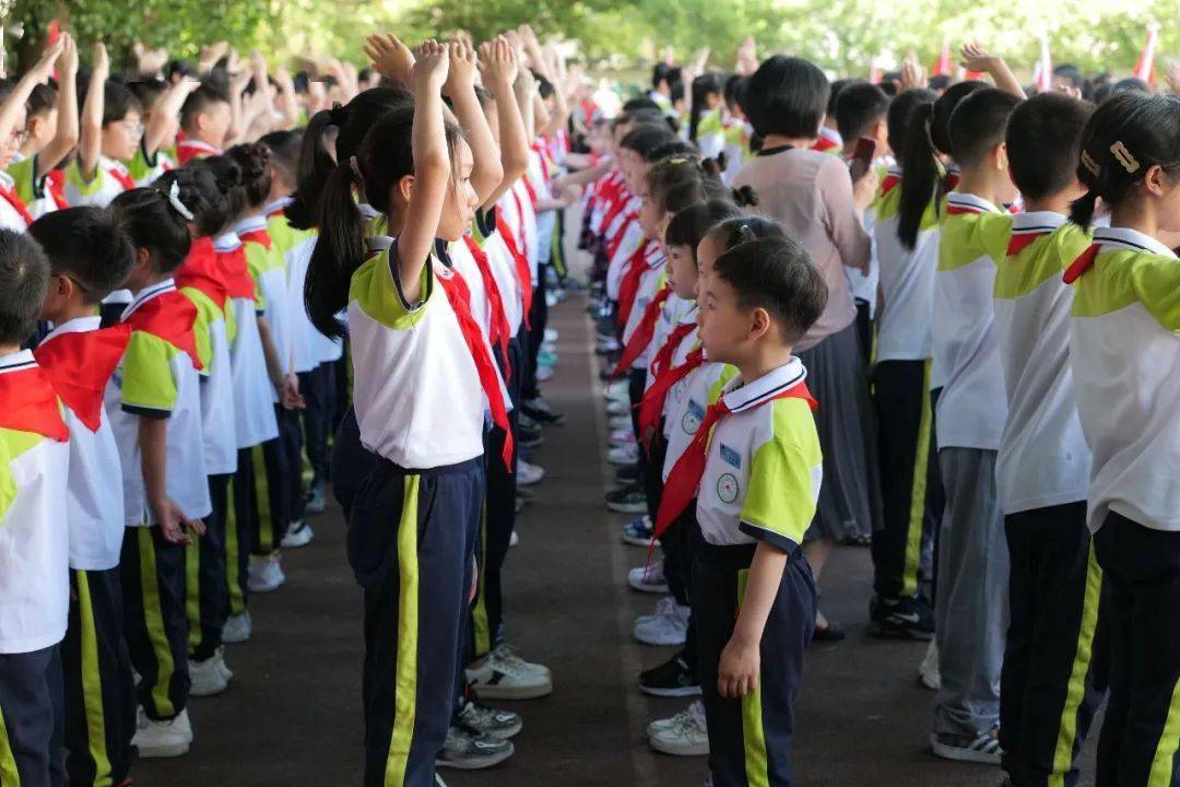 手拉手同入队,心连心共成长 | 云健小学和城市港湾校区联合举行首批新