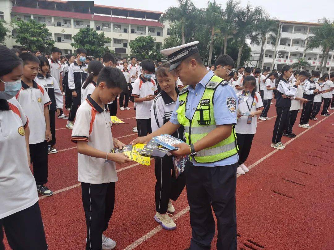 勐腊交警走进南腊中学开展"平安童行"交通安全进校园"五个一"宣传活动
