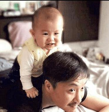 他曾是张学友接班人,和杨千嬅恋爱,和阿sa离婚,被嘲"丑男"却成美女