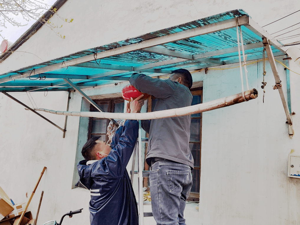 起火时,温度升高,达到约68℃时,玻璃球内的液体因受热膨胀后自动胀碎