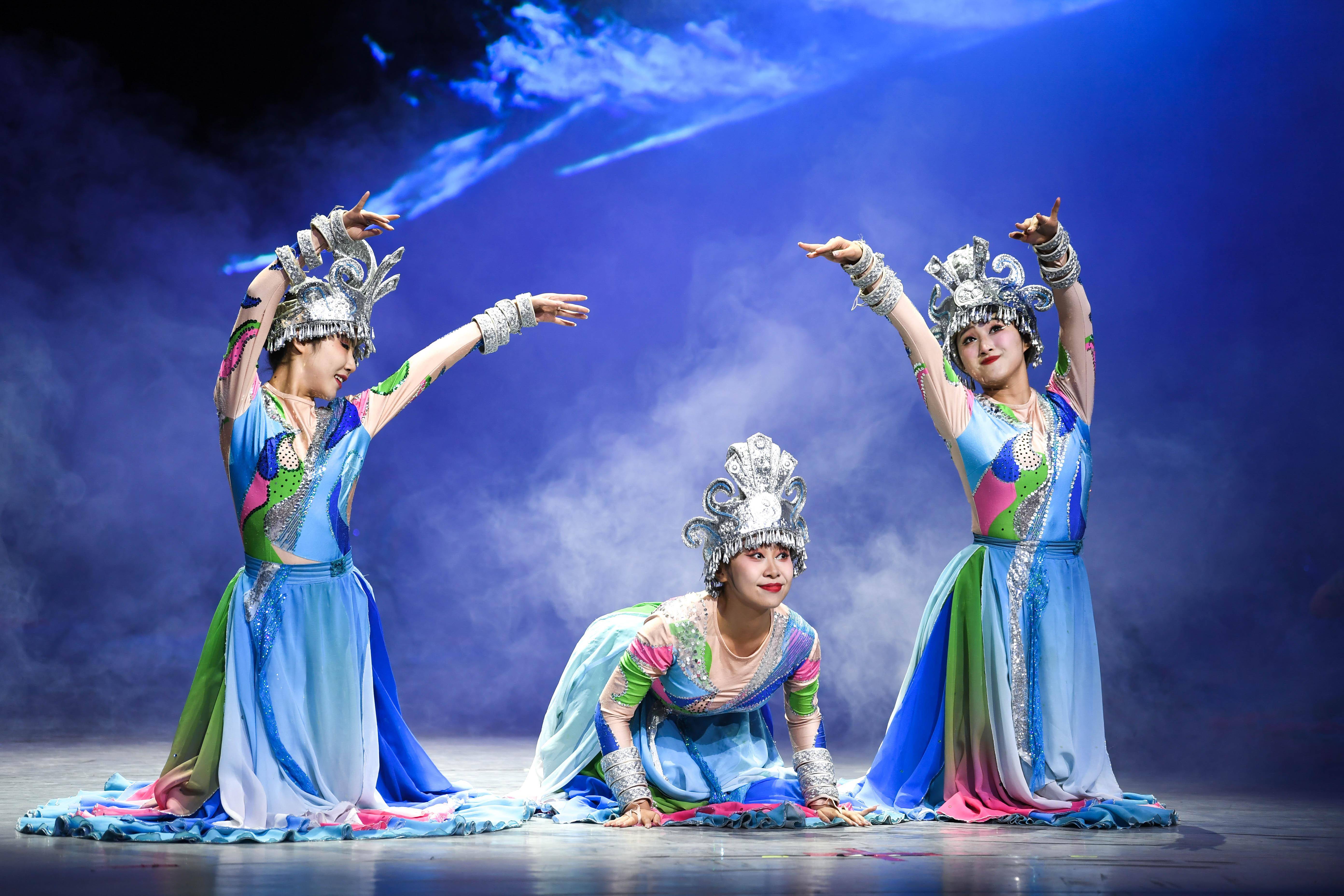 《多彩贵州风》成功演出5000场_新华社_杨文斌_表演