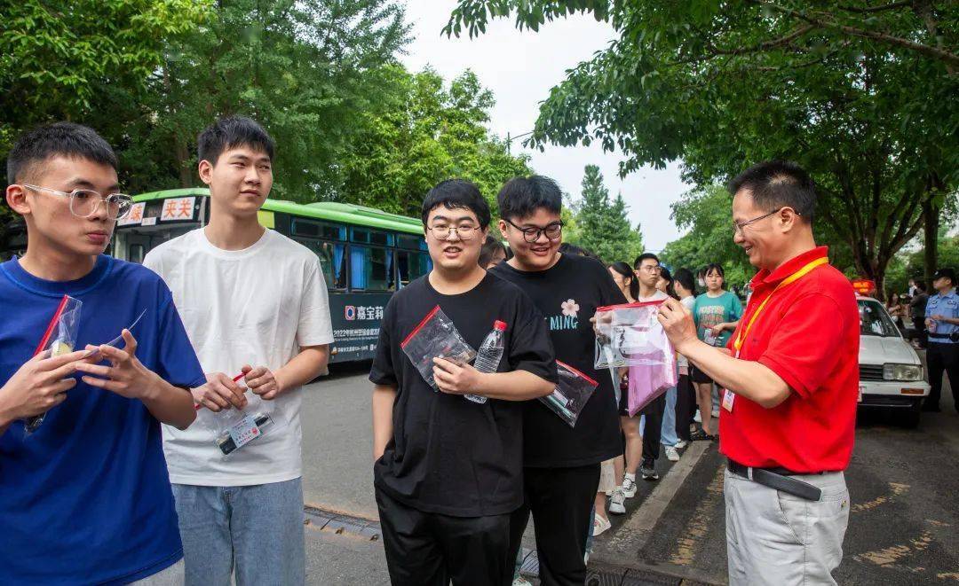 邛崍學子,加油!_考生_考點_考場