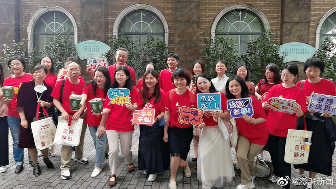 高级中学的师生们在上海市向明中学考点都是大家为考生加油的方式拥抱