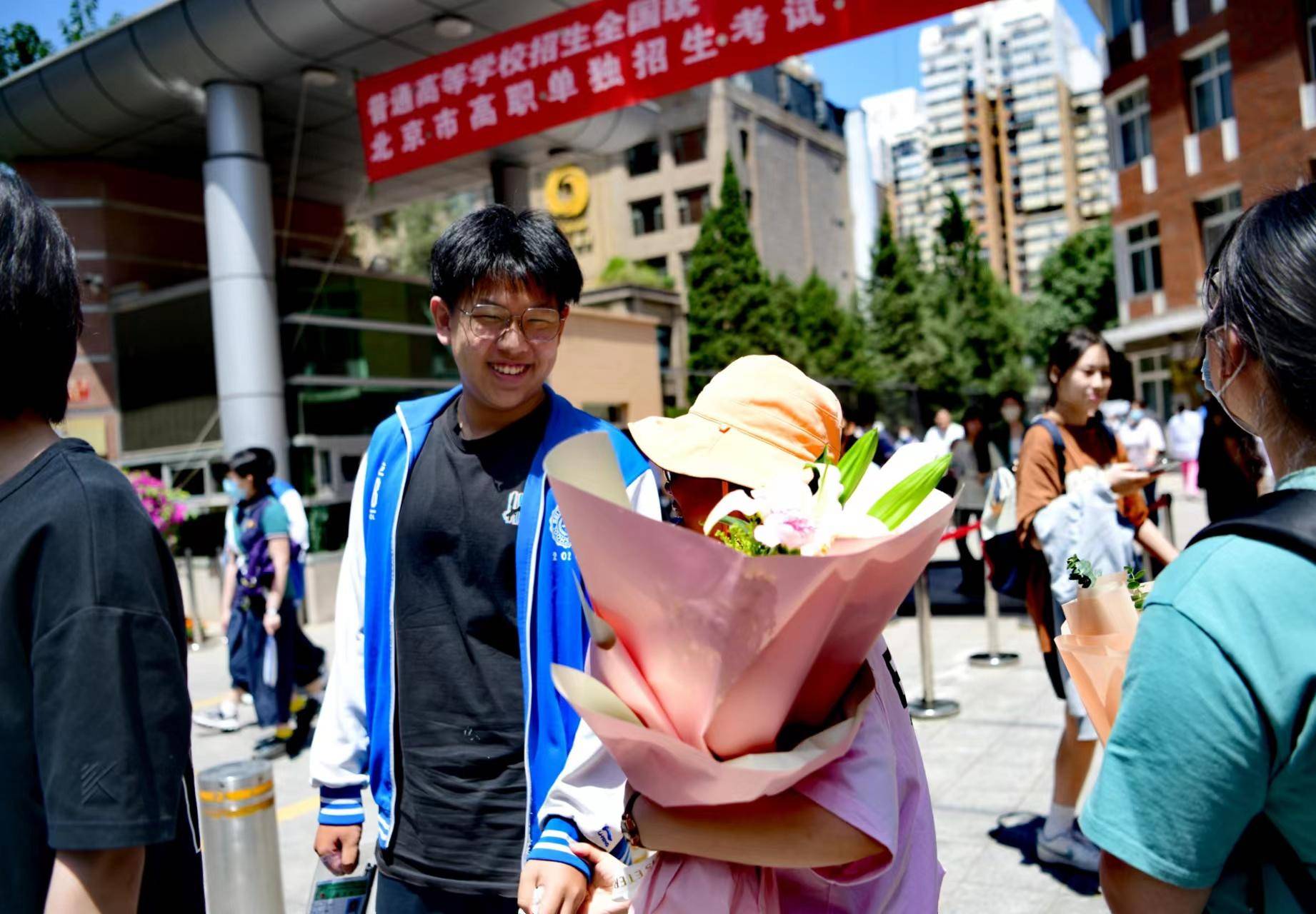 高考首场结束，考生们面带笑容自信满满_考试_王海欣_考点