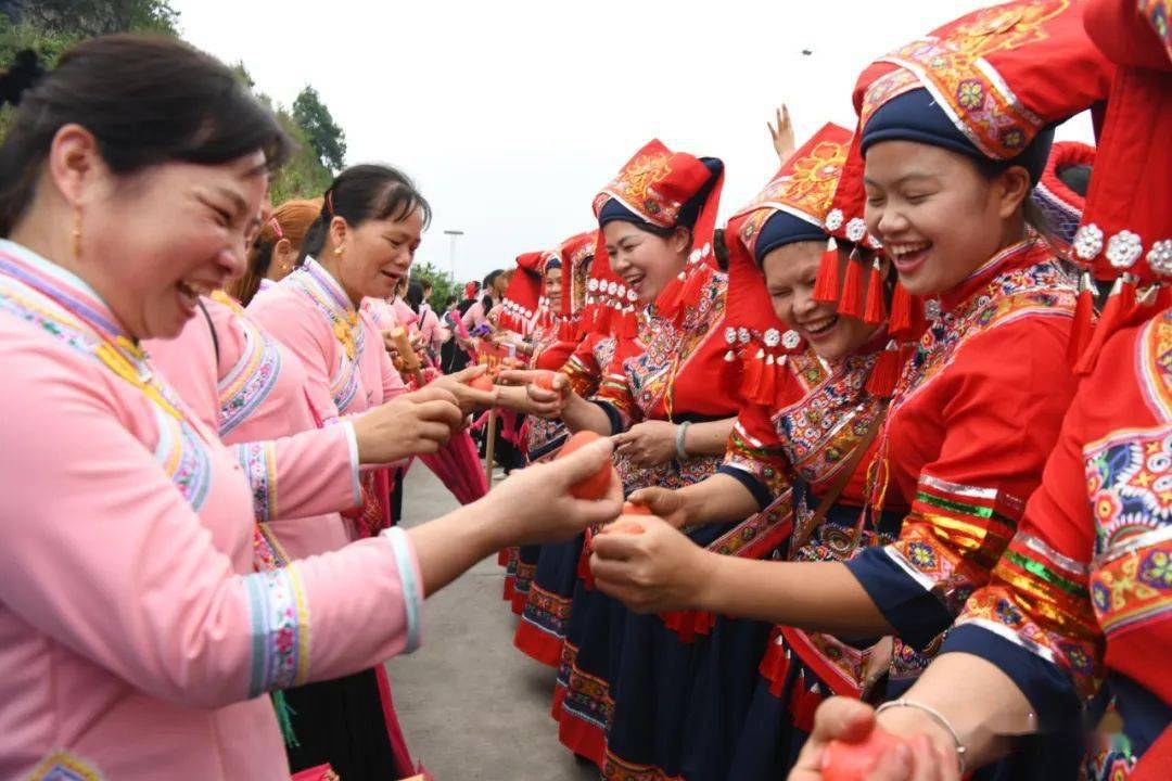 今年"三月三",大化岩滩镇呈现了移民挑着彩蛋赶歌圩,千人碰蛋万人歌的