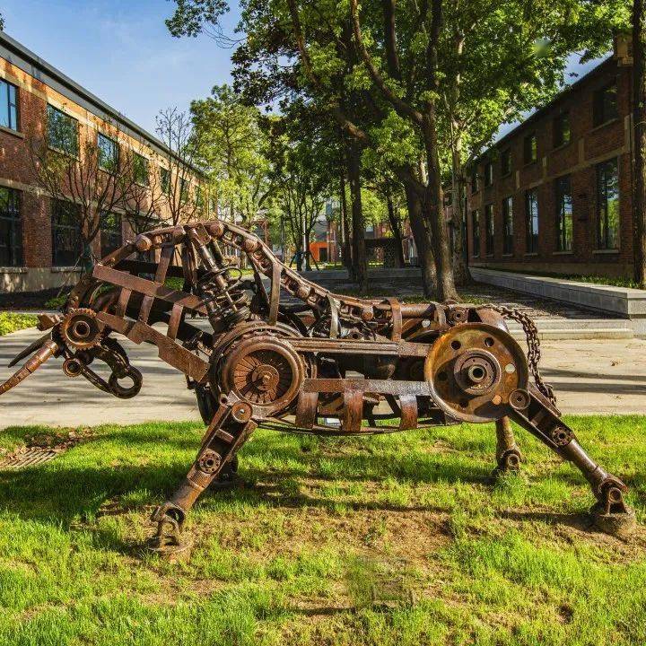 漫步园区,映入眼帘的是座座红砖砌成的办公厂房,树木绿地,工业雕塑