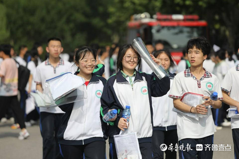 山东乐陵:高考首日平稳有序 考生们自信应考_车辆_服务_出租车