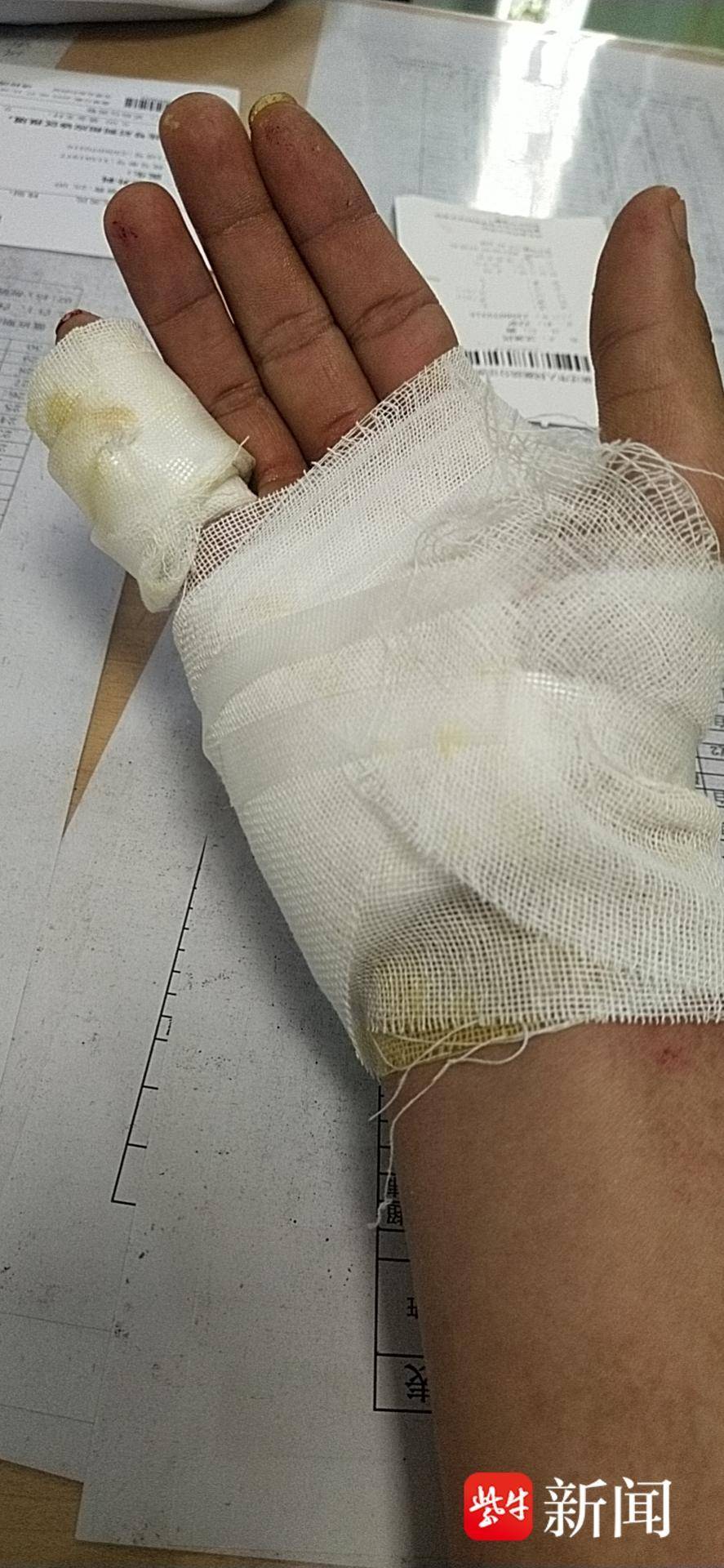 救人心切,辅警徒手掰开挡风玻璃