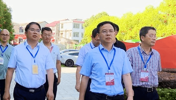 县委书记邓元连,县委副书记,政法委书记田灿,以及彭永强等领导陪同