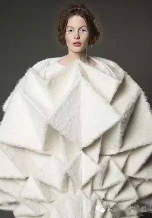 时装上的折纸艺术灵感,精雕细琢的灵魂容不下丝毫浮躁和仓促!