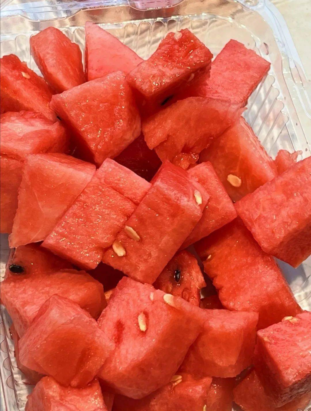 常吃西瓜可以防暑降温,消夏祛暑,还能刺激肠胃蠕动,促进大便畅通,具有