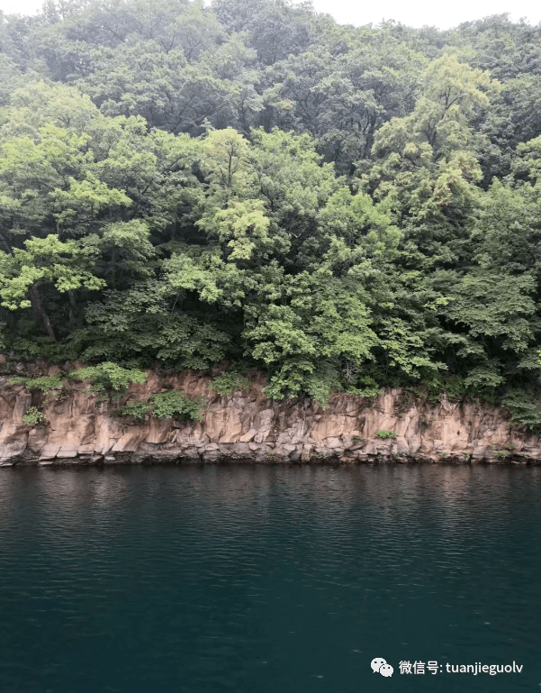 全程空调旅游车,保证每人一正座(根据人数调配车型)★门票:三角龙湾