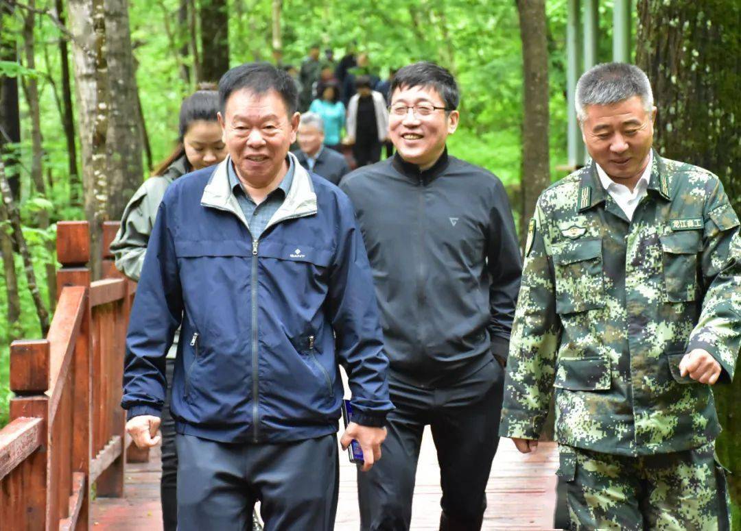 在大海林林业局有限公司,调研组一行先后参观考察了雪乡智慧景区综合