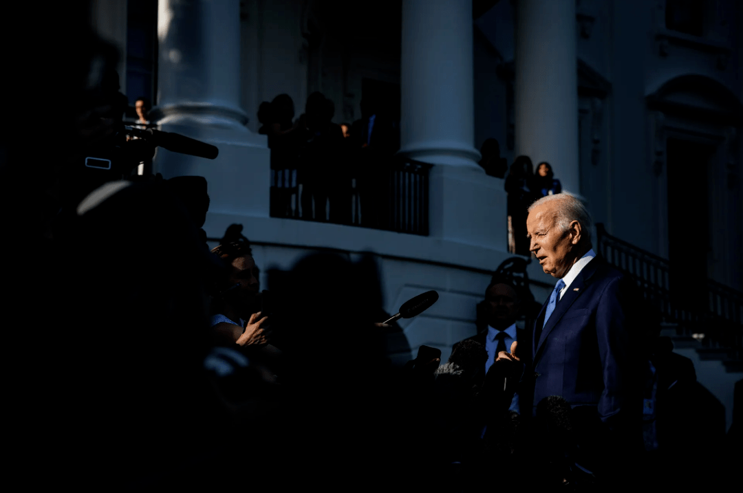 川普机密文件案回顾川普于2021年初卸任离开白宫后,将大量文件带往