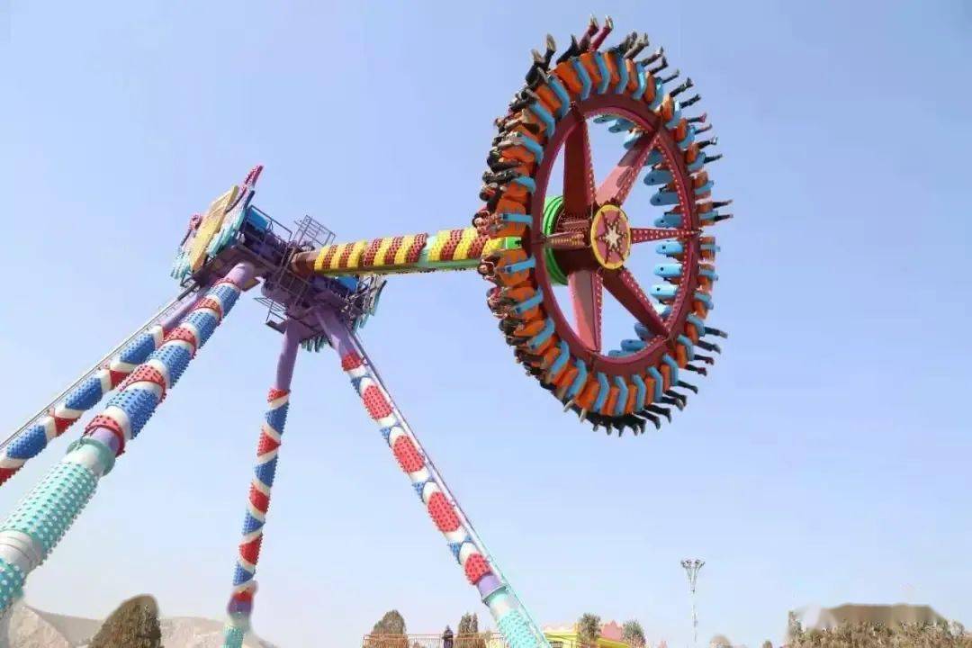 大型游乐园:五龙山游乐园位于辉县常村镇五龙山响水河主题公园之内