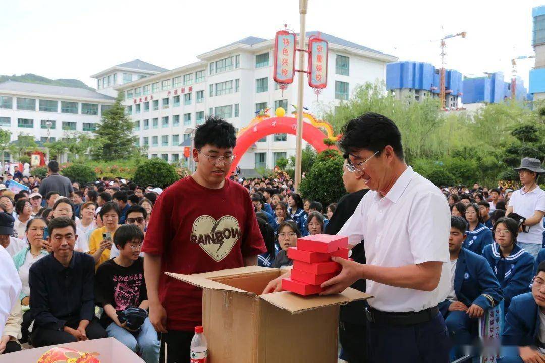 庄浪四中举行2023届高三学生主题毕业典礼暨成人礼_学子_家长_毕业生