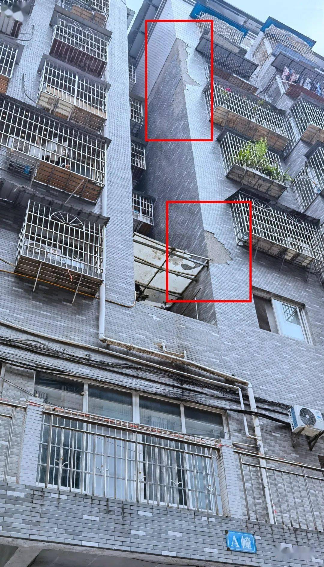 小区属老旧小区,近段时间多次外墙砖脱落,落砖砸伤车辆的事故时有发生