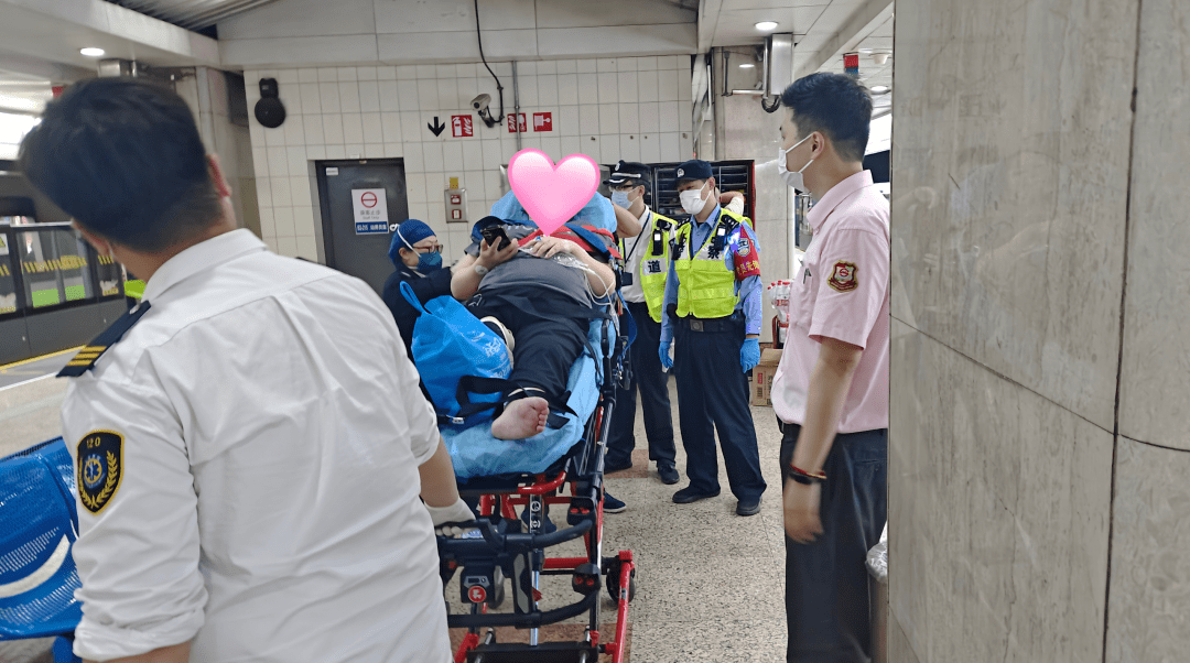 母子平安！地铁车站紧急救助临产孕妇_乘客_晓燕_上海