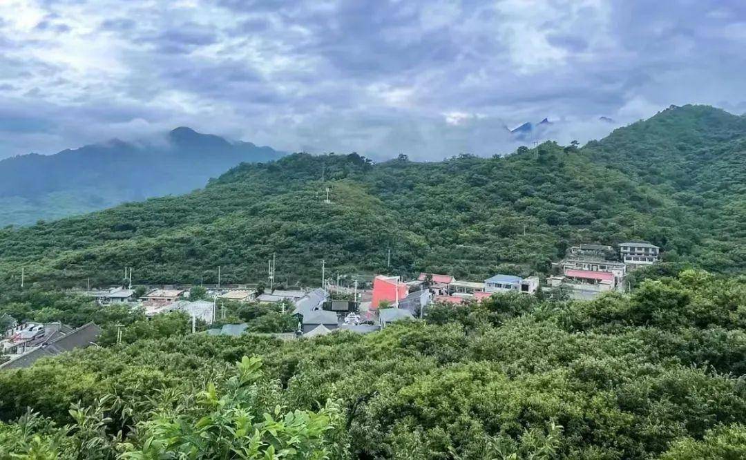 北京怀柔慕田峪长城脚下坐落着一个小山村——北沟村.
