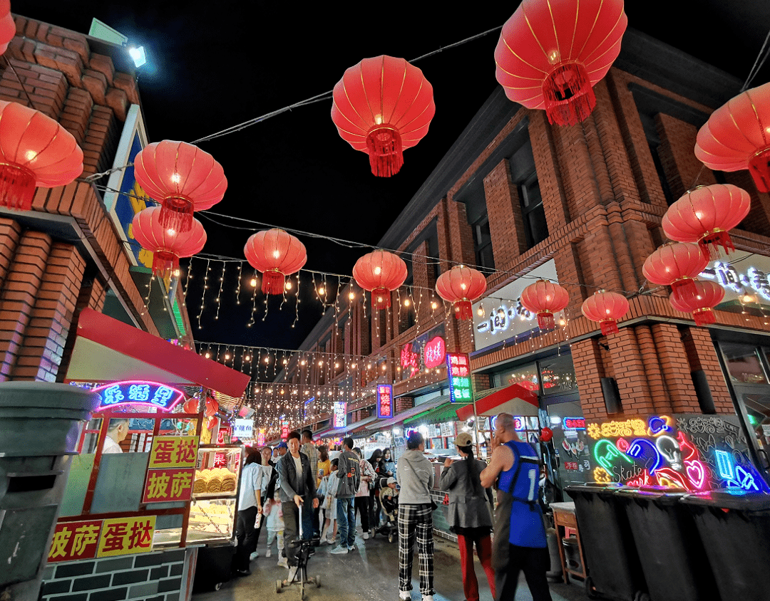 游客在吉林市内的一处夜市购物.