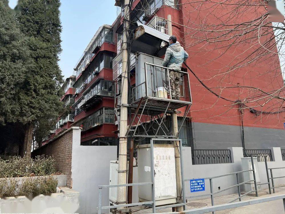 唐山滦南县上河城小区,号称花园式洋房,却存在大量私搭乱建,圈地种菜