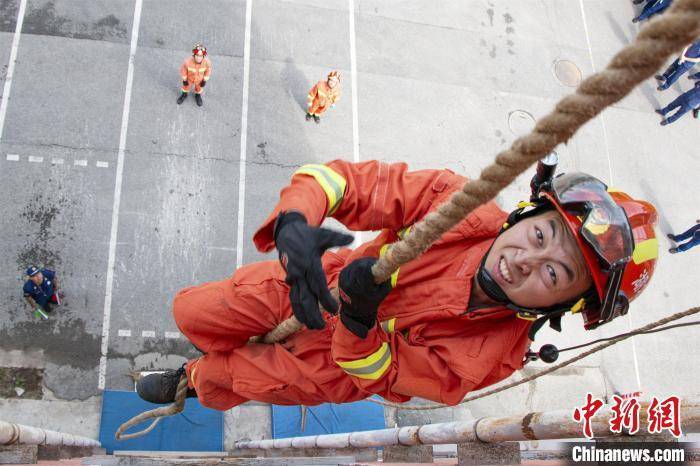 湖北黄石消防员同台竞技拼体能
