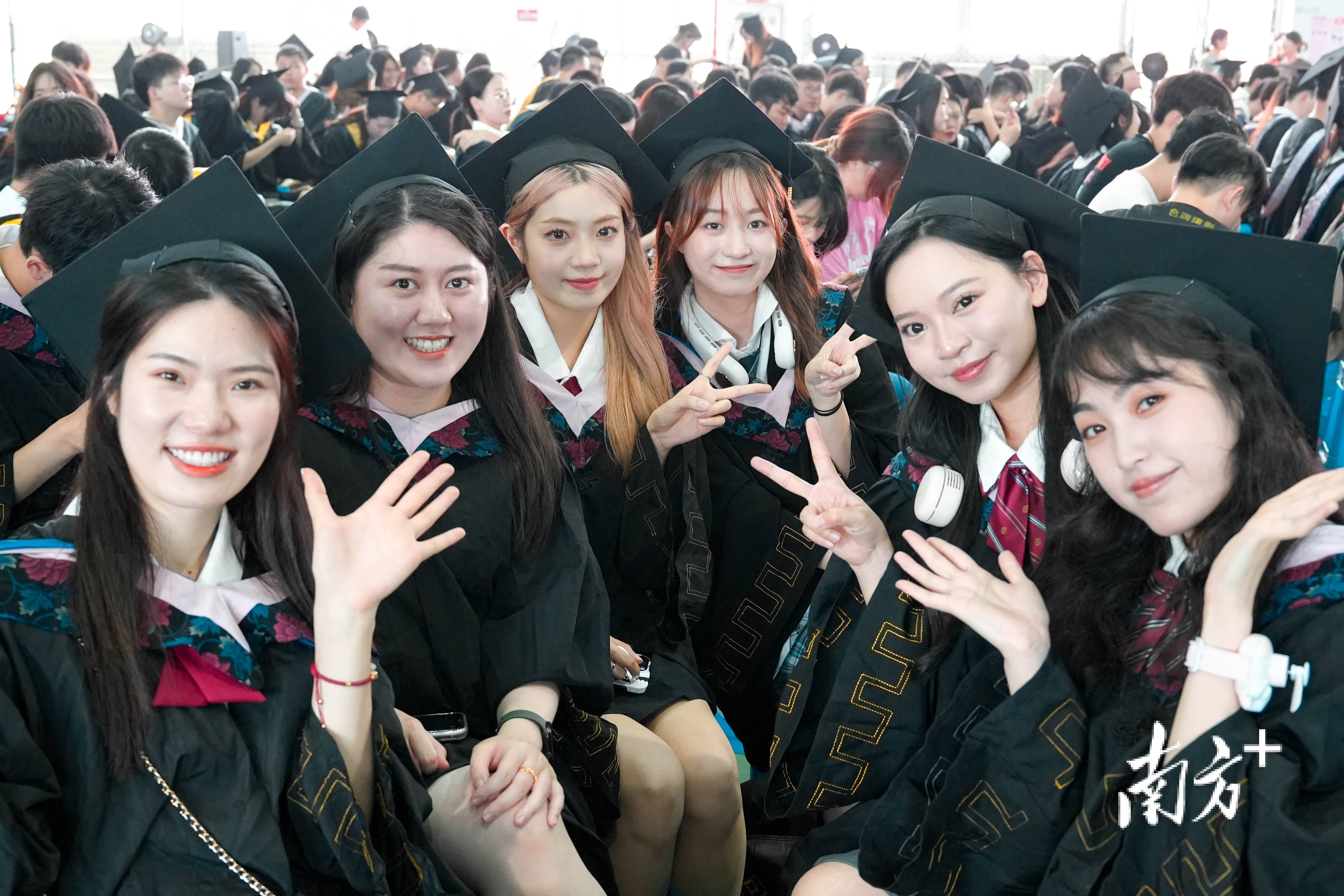 珠科为两届毕业生补办毕业典礼_教育_姚昱旸_仪式