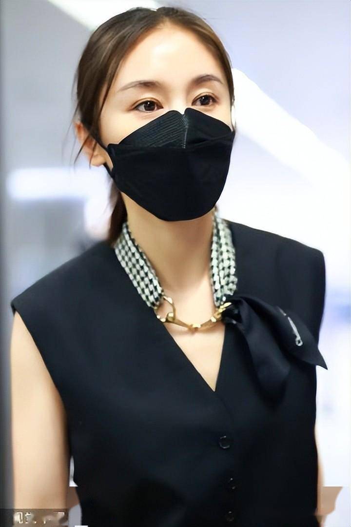 王子文今日现身上海虹桥机场,变身时尚简约佳人_淡妆_卷发_红唇