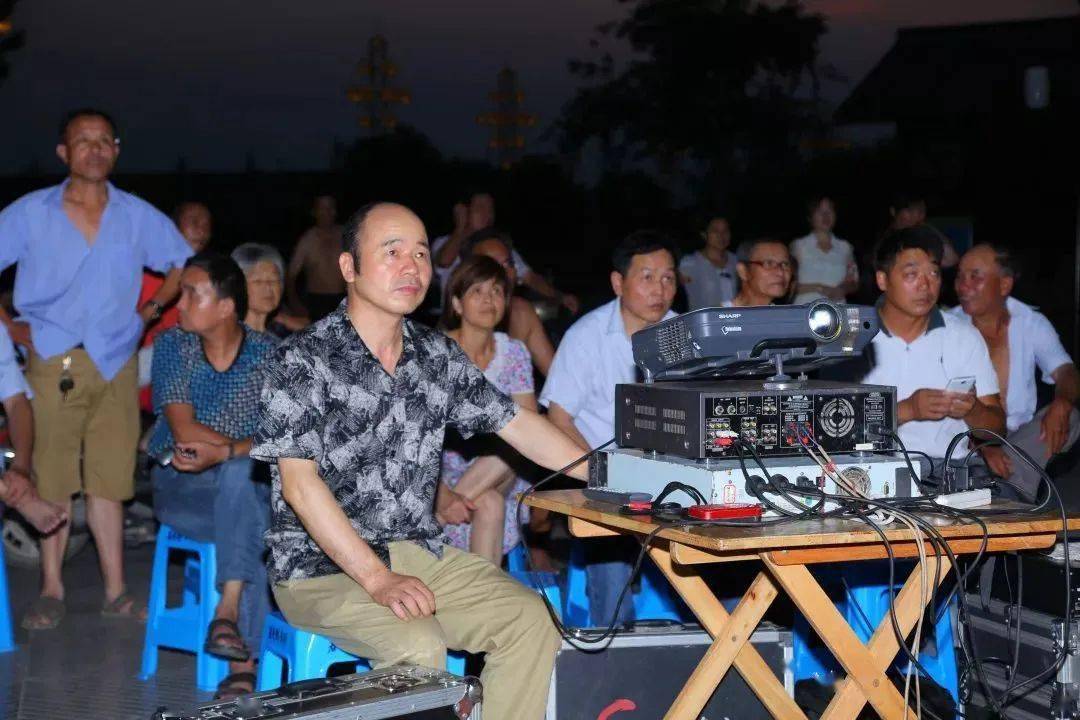 农村电影放映员徐九斤：一个人撑起一块屏幕