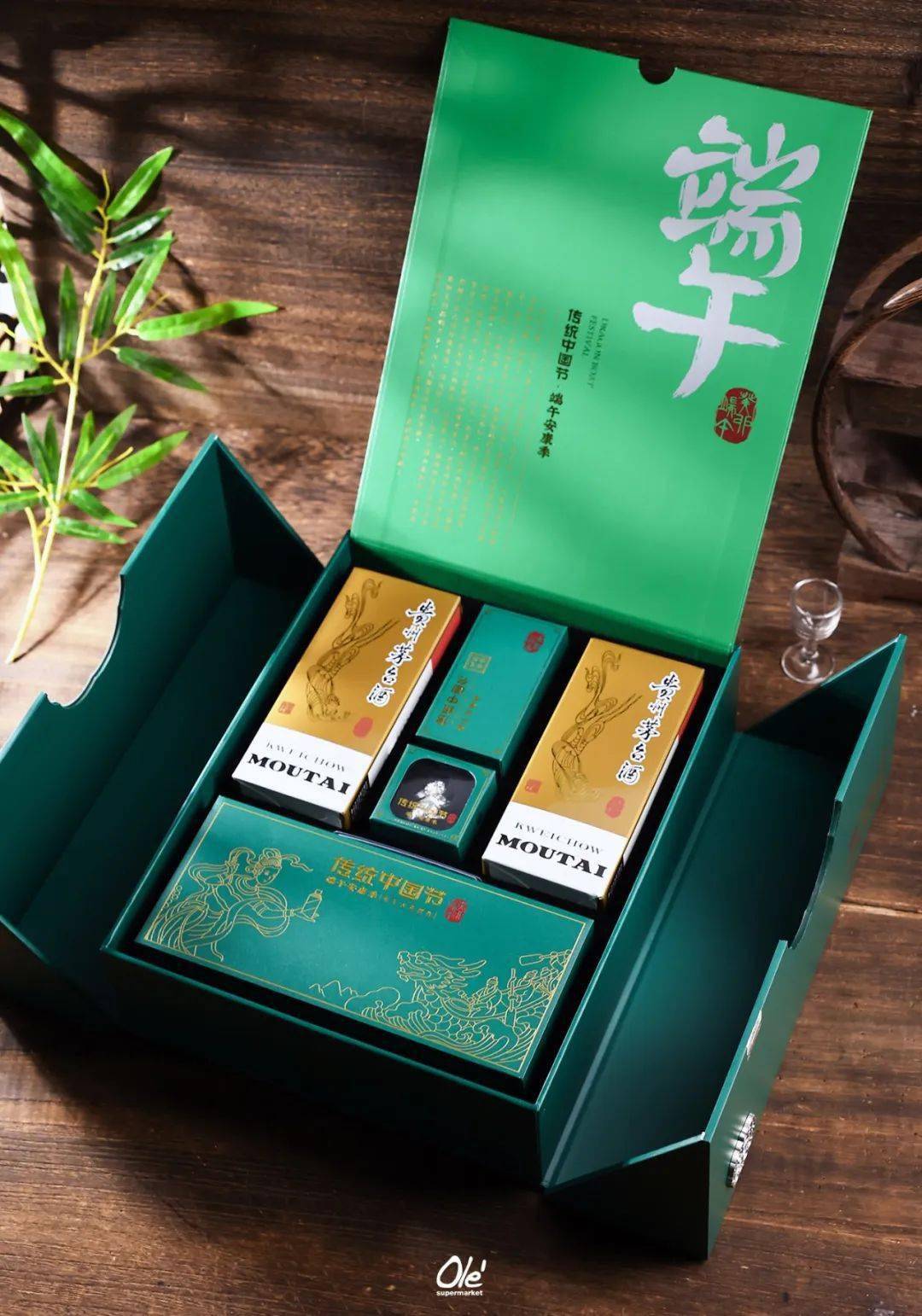 它是茅台文旅专为端午打造的节日伴手礼,一套集齐200ml飞天酒2瓶 瑞兔