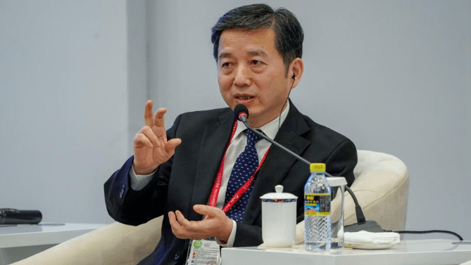 其中一项举措包括研究在西澳生产低碳铁的机会,上月宝武董事长陈德荣