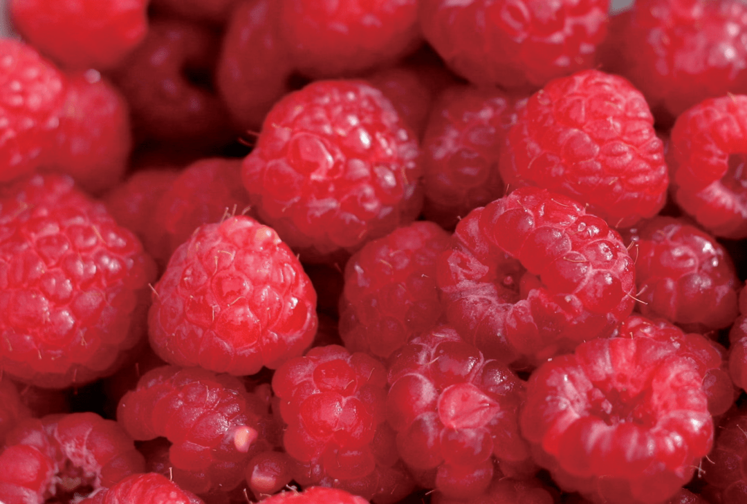 覆盆子raspberry酸酸甜甜一抹红覆盆子的果实颜色多为红色,它既可作为