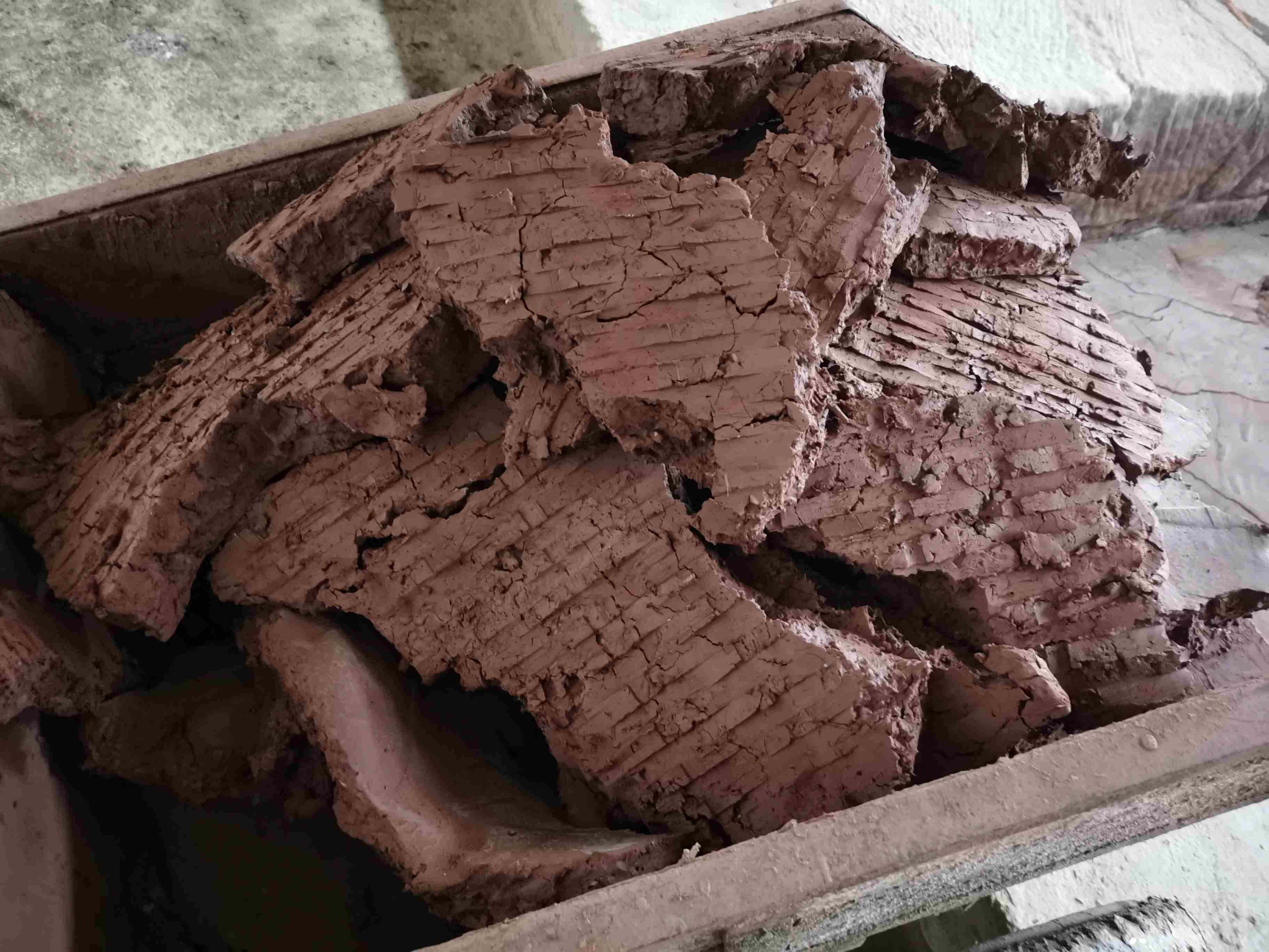 很多人知道,茅台酒酿造离不开紫红泥制作的窖泥.