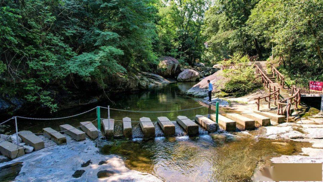 神仙谷游线位于天堂寨景区门楼停车场向南沿河方向200米处,谷长800米