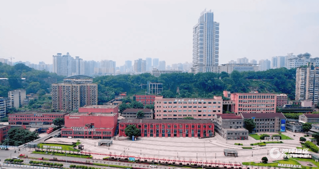 位於重慶師範大學沙坪壩校區內的拾光格·數字軟件園也同樣耀眼,它是