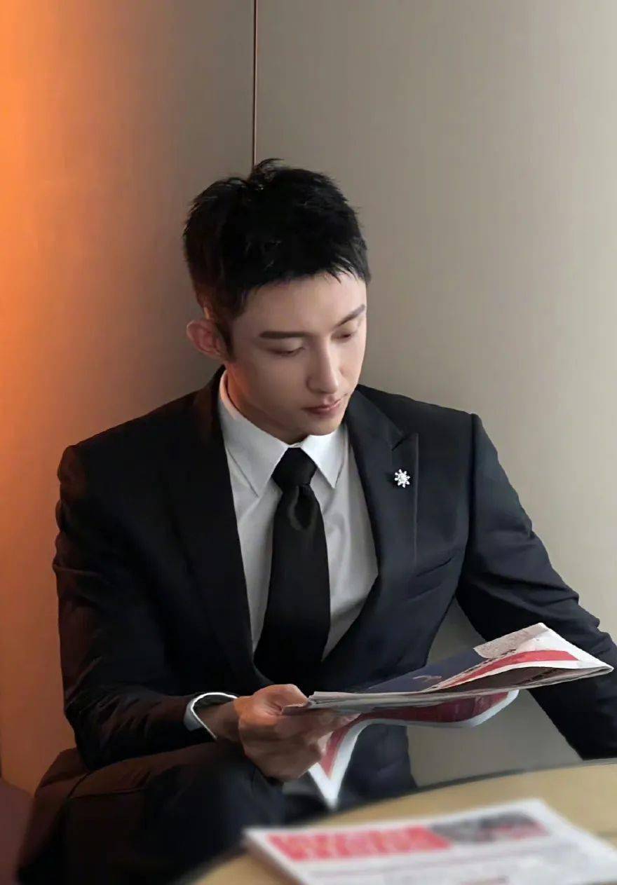 许凯塌房预定?黄景瑜害前妻小产?向佐片场打人?任敏走黑红路线?