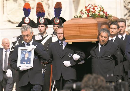 6月14日,在意大利米兰,人们在国葬仪式后运送贝卢斯科尼的灵柩离开