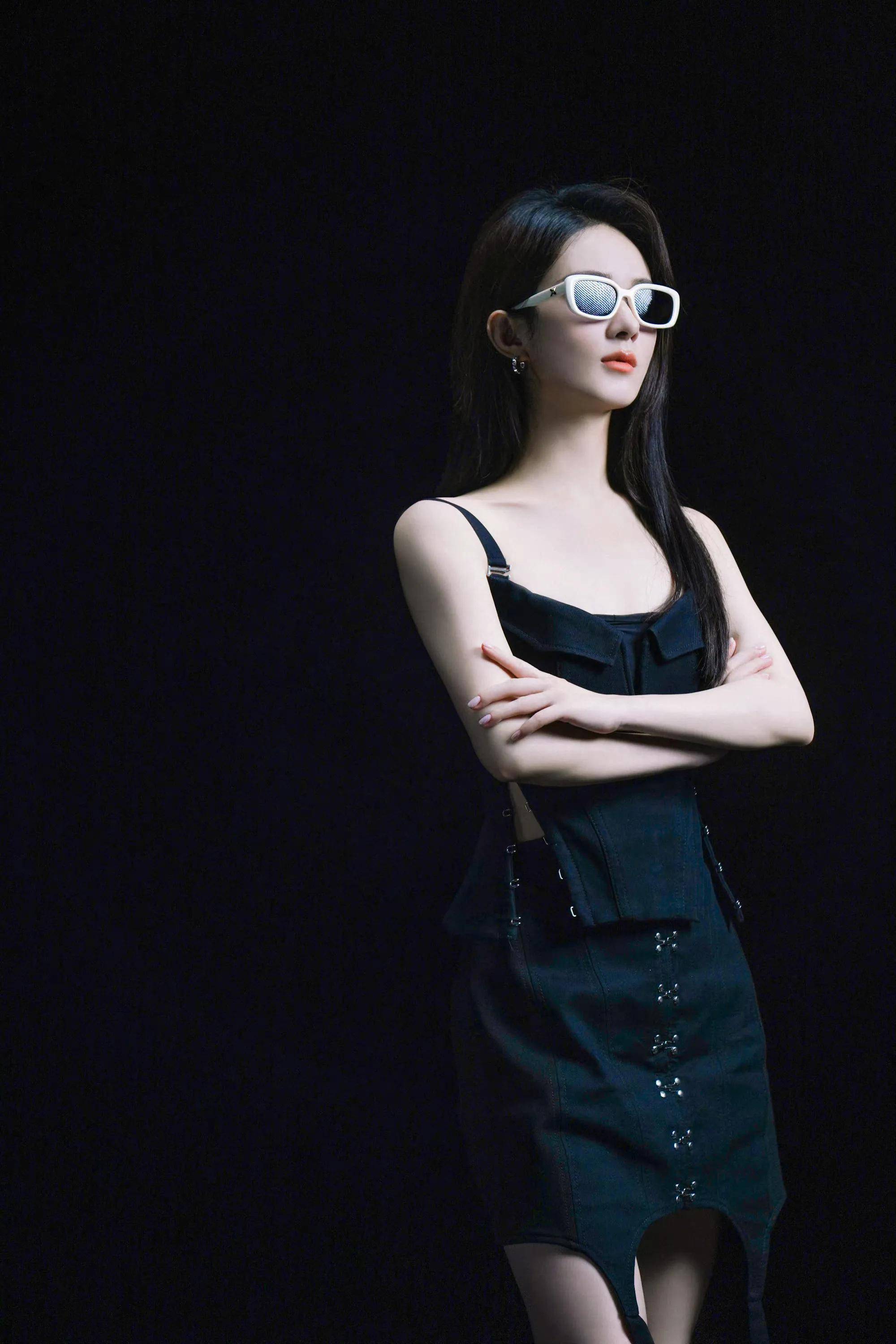 女神赵丽颖墨镜一戴,人见人爱!