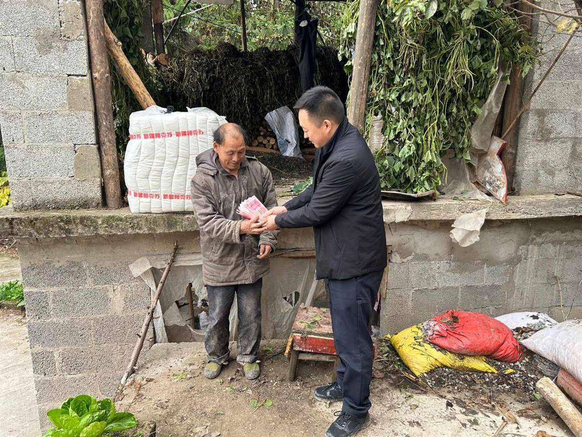 生活使用的劣质纤维合成棉冒充新疆阿克苏棉诈骗老年人钱财,流窜恩施