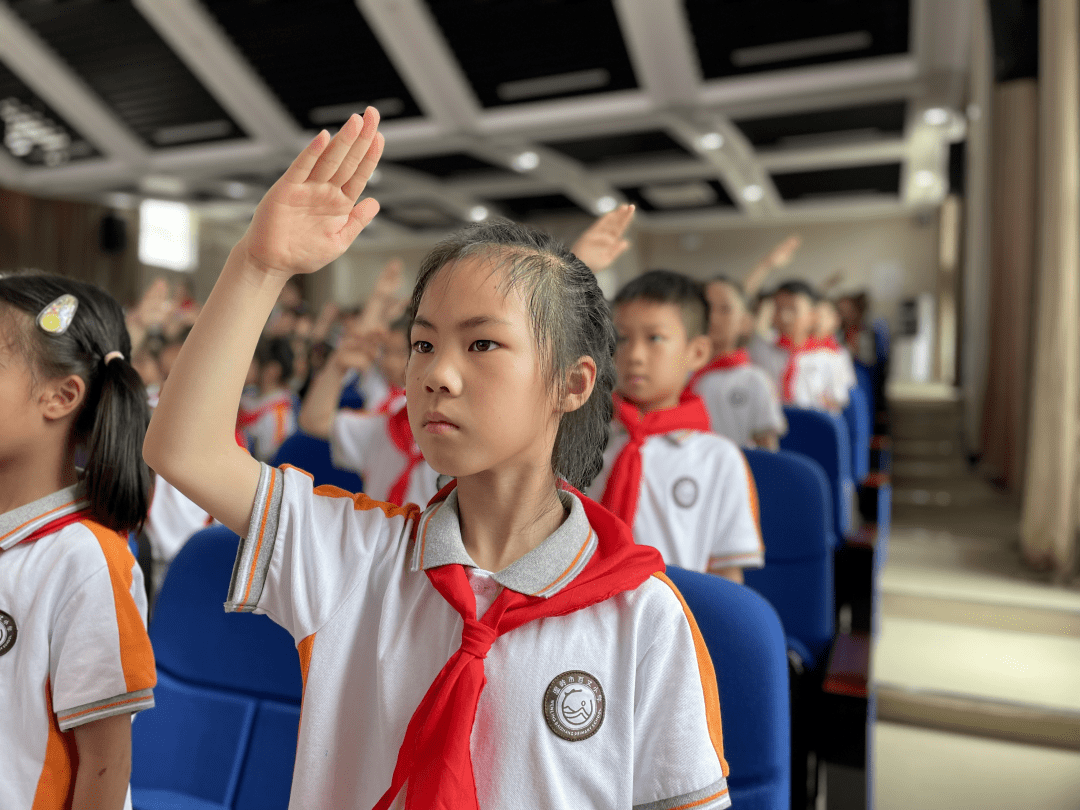 百丈小学城北小学组织了队前教育:星星给我梦.