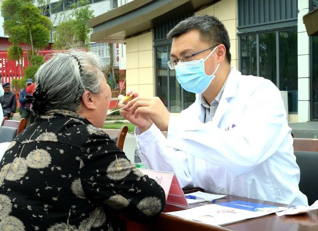 "我们此次义诊活动,由华西口腔医院院长叶玲教授带队,由口腔颌面外科