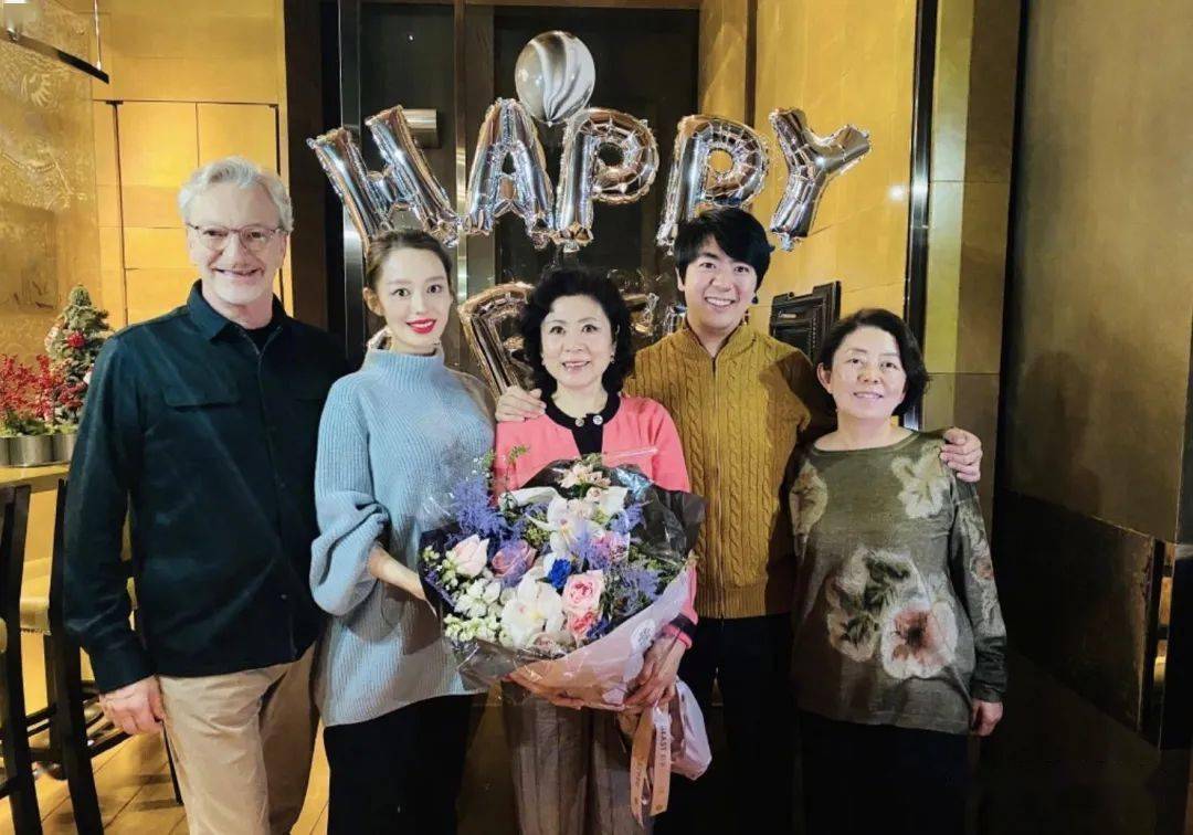 郎朗晒全家福庆41岁生日,与德国岳父罕见同框,2岁儿子长得好高_吉娜